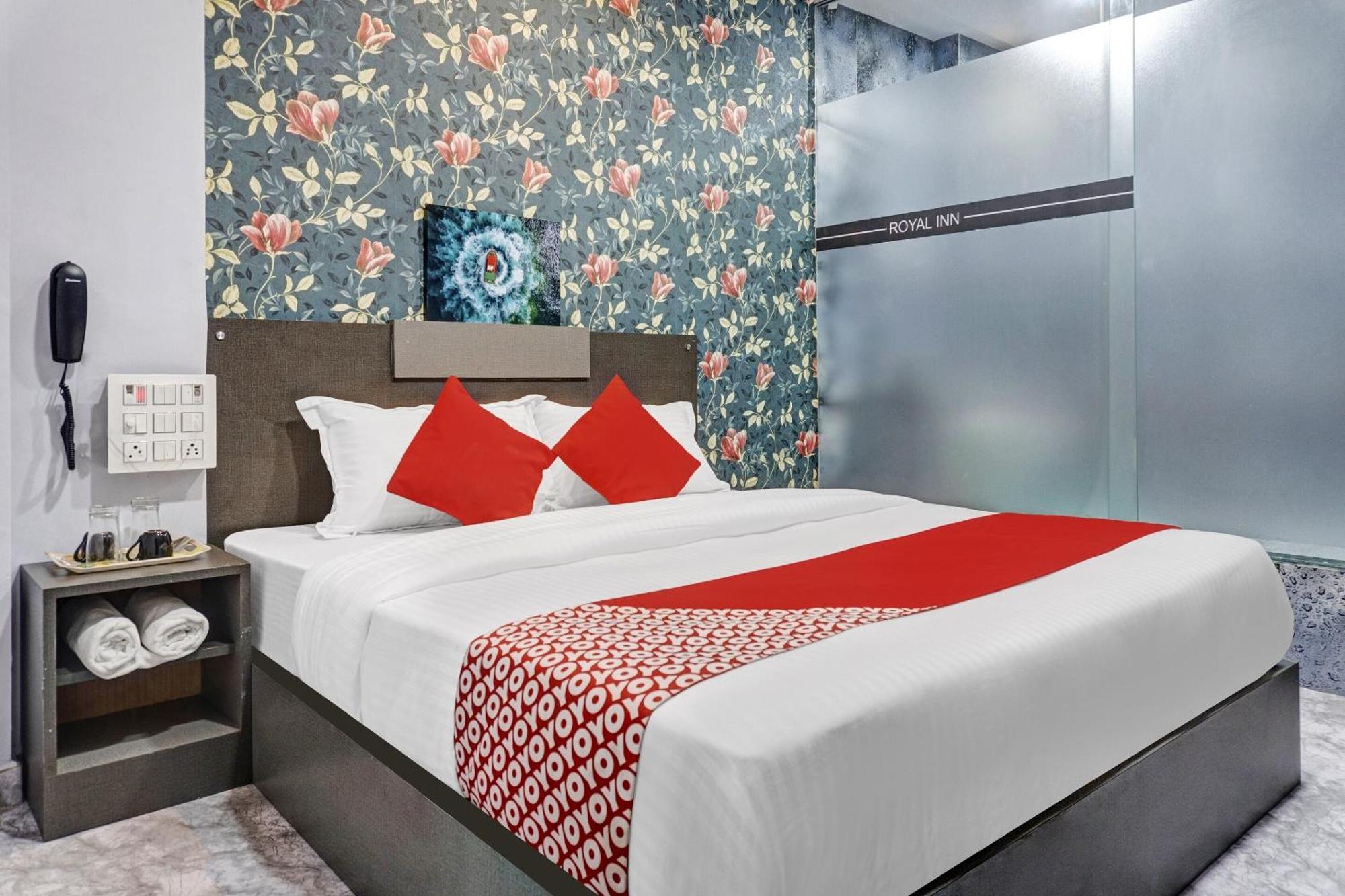 Oyo Flagship Hotel Royal Inn Surat Exterior photo